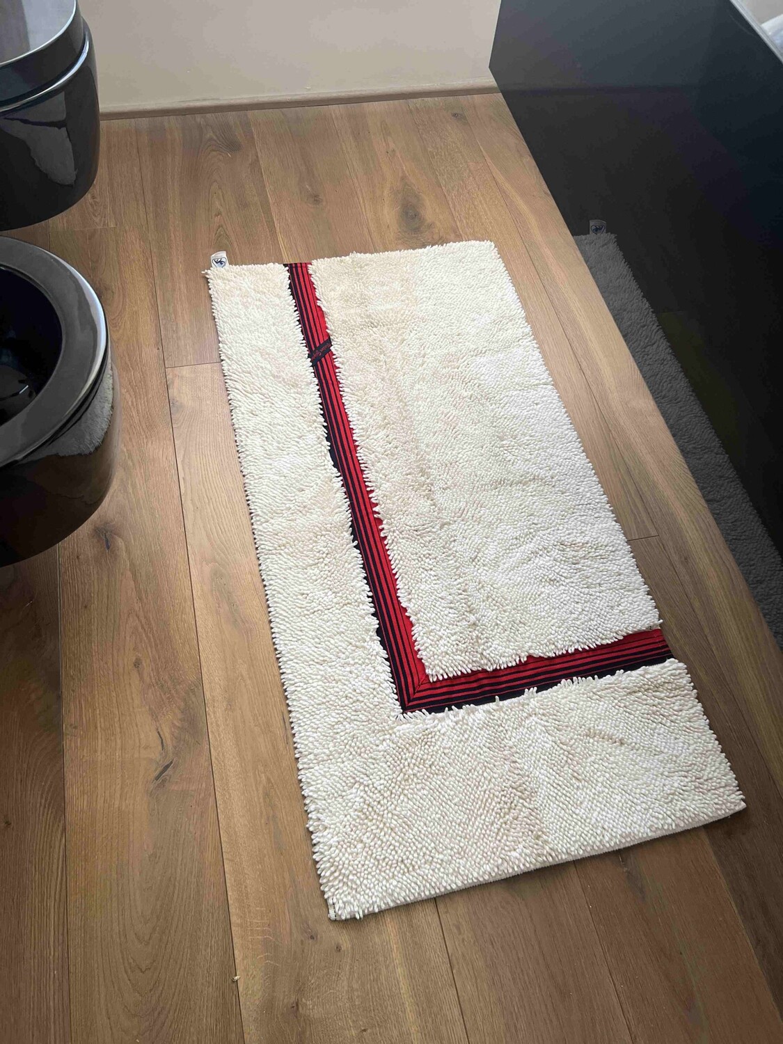 

Коврик для ванной Paracchi Red Line White, 70×130 см