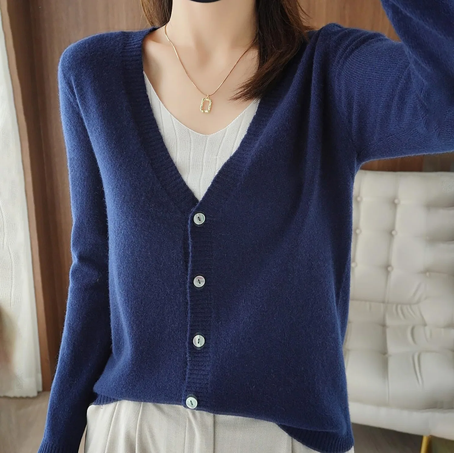Женский легкий кардиган с V-образным вырезом и пуговицами, Navy Blue — фото 2