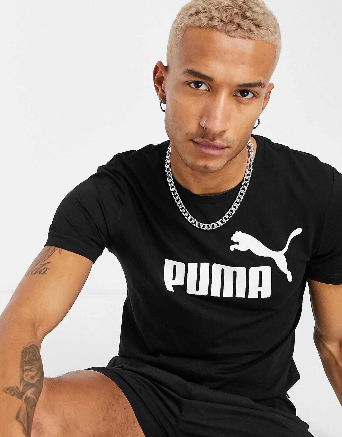 

Черная футболка с крупным логотипом Puma Essentials