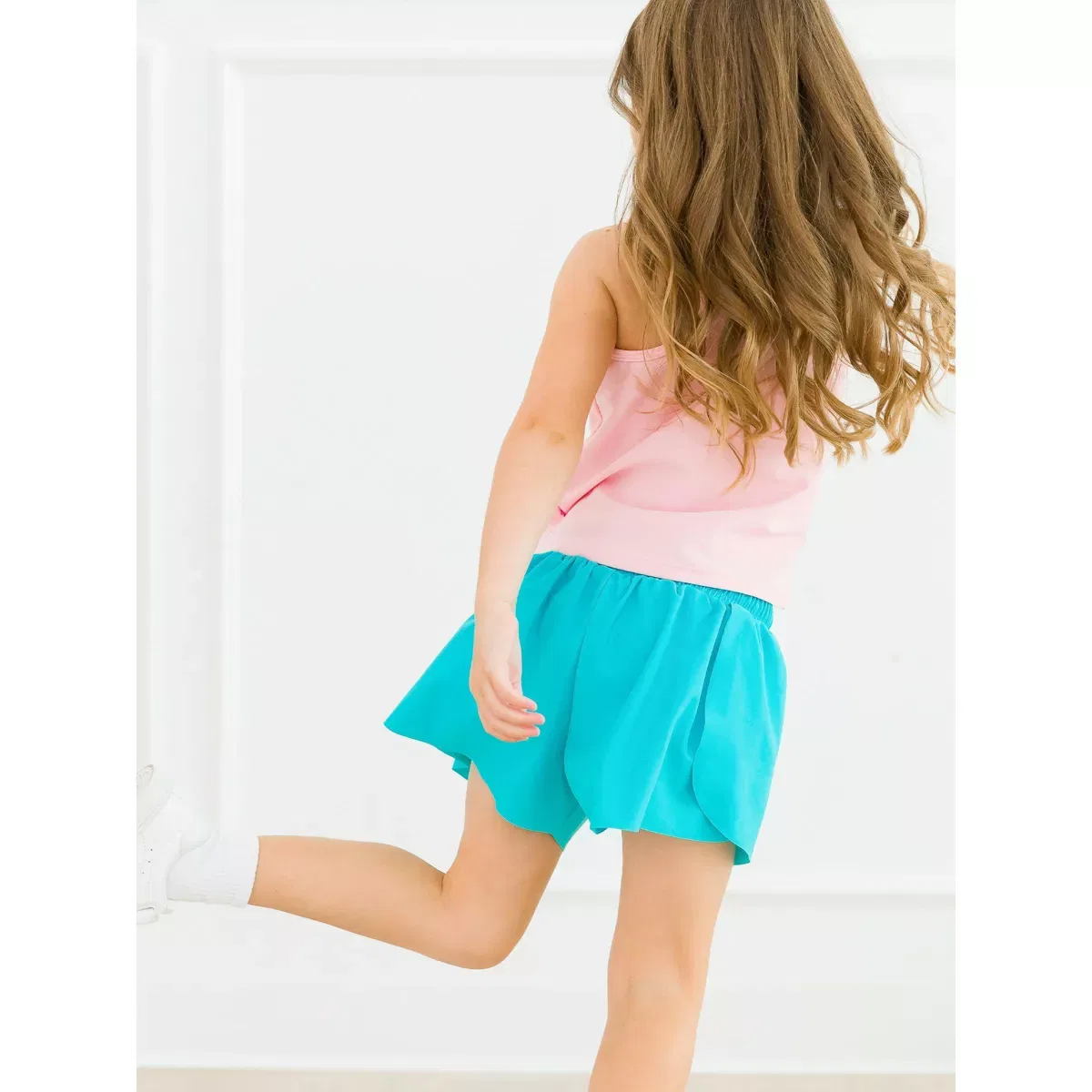 Детские шорты для девочек с принтом бабочки Active Butterfly RuffleButts, Bright Aqua — фото 3