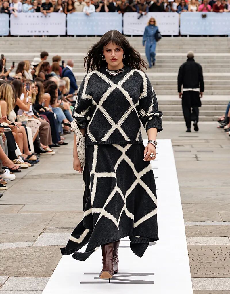 

Вязаный джемпер Topshop с узором «ромбы» в антрацитовом цвете