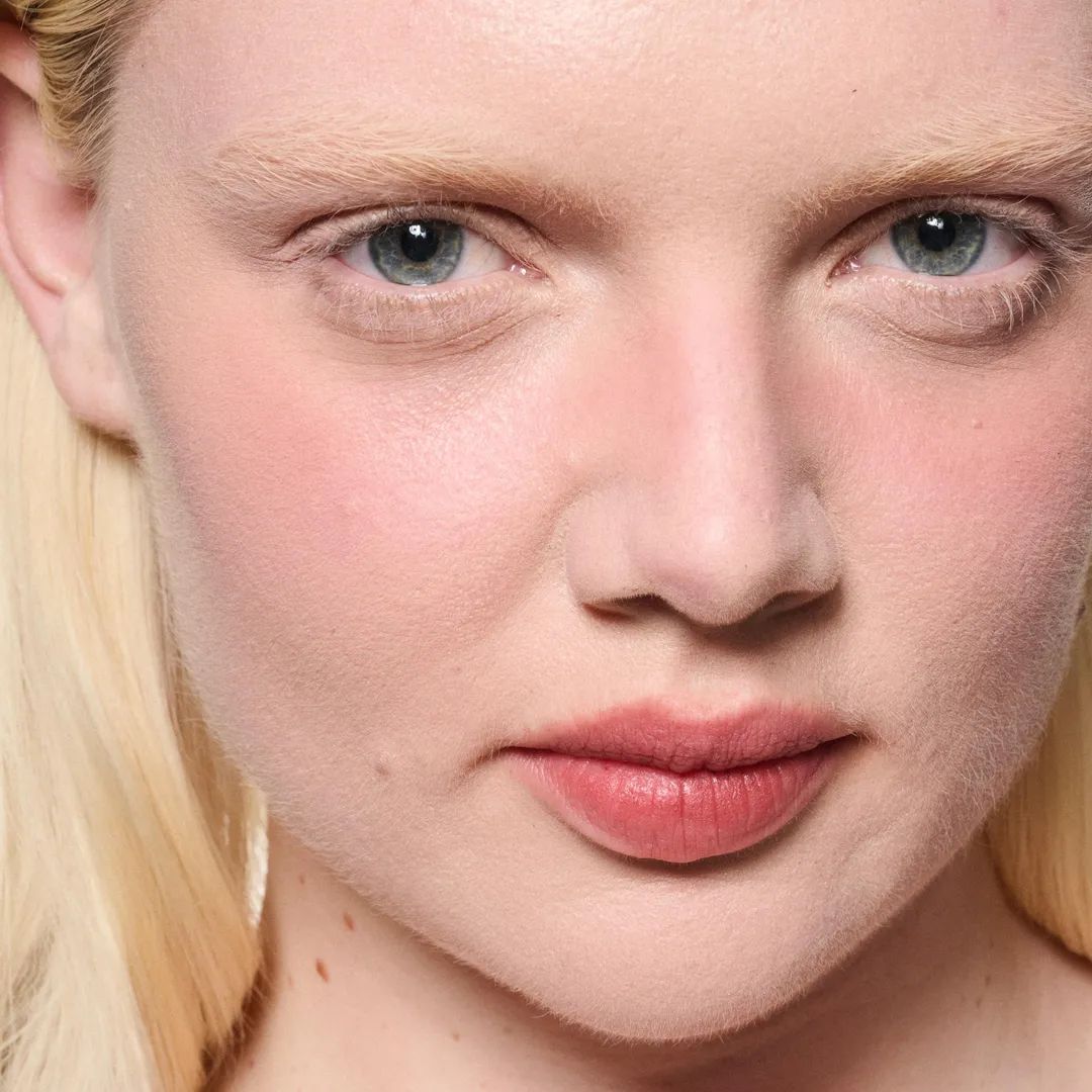 Мусс для губ и щёк MAC Powder Kiss Lip + Cheek Mousse, Fashion Emergency, 5 мл — фото 3