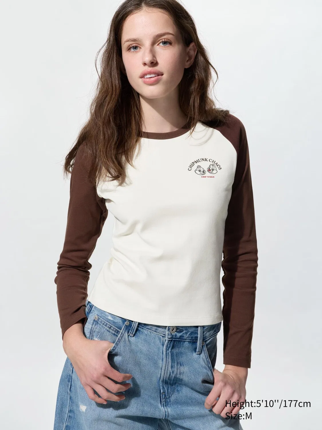 Мини-футболка Uniqlo с длинными рукавами и графическим принтом «Микки и друзья», темно-коричневый — фото 2