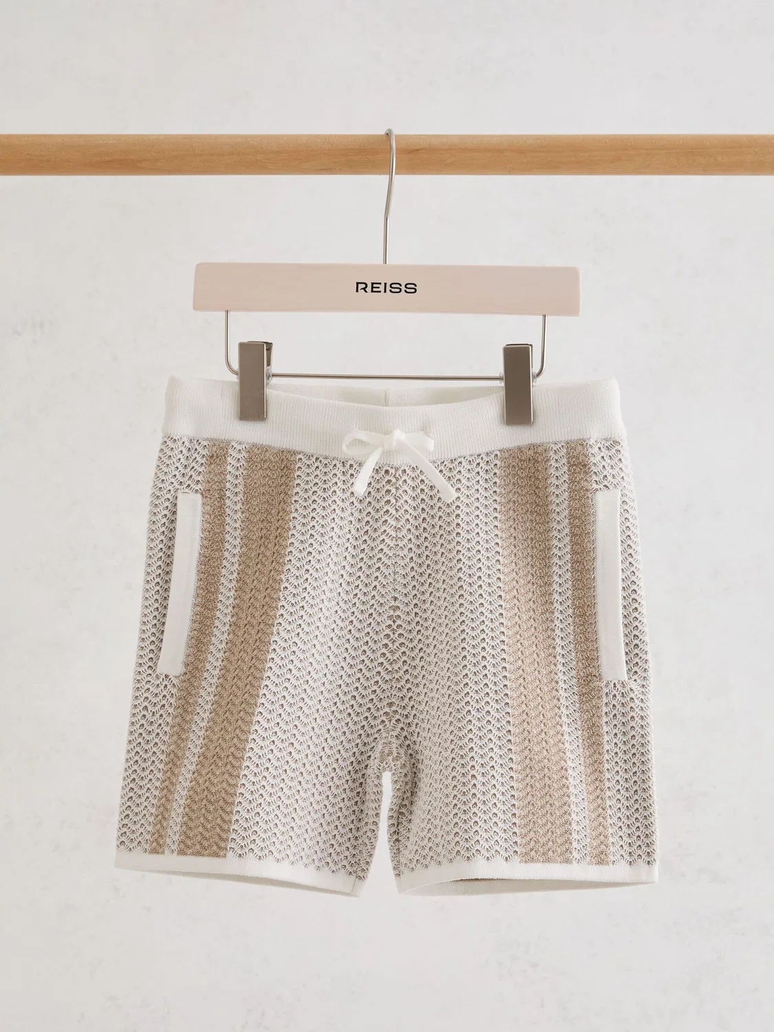 Шорты трикотажные полосатые Reiss, цвет Off White/Light Camel — фото 2