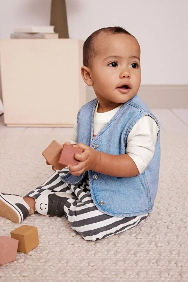 Детский комплект для новорожденных с принтом Algodon smile patterned short sleeve jeans vest - striped jogger pants 3 piece set Next Baby, Blue — фото 3