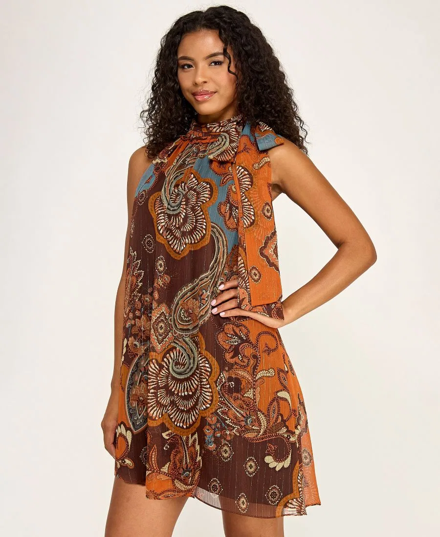 Платье короткое с принтом пейсли, модель Mock Neck Paisley Print Short Dress SENI & CADE, Multi — фото 3