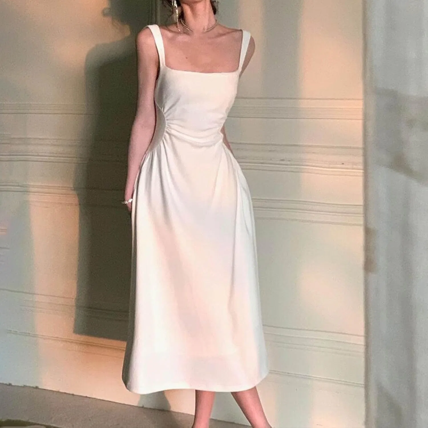 Женское элегантное платье на бретелях с квадратным вырезом, White — фото 3