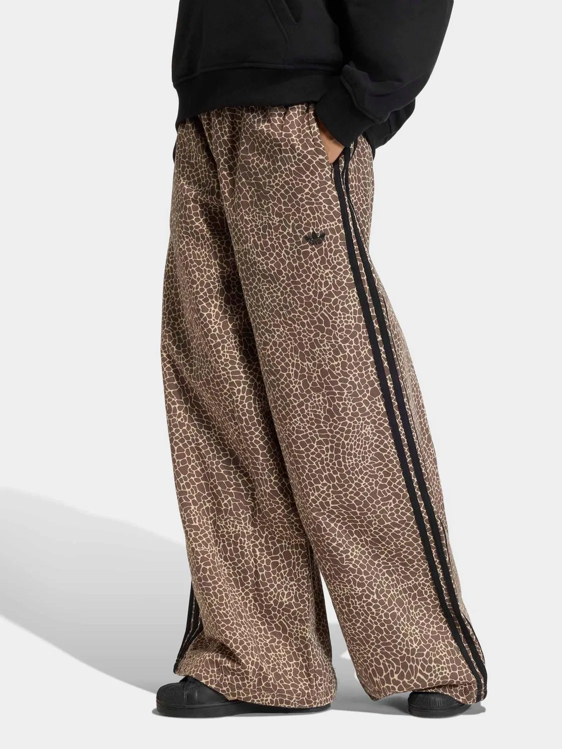 Брюки свободного кроя Firebird Oversized AOP Denim, adidas Originals, коричневый