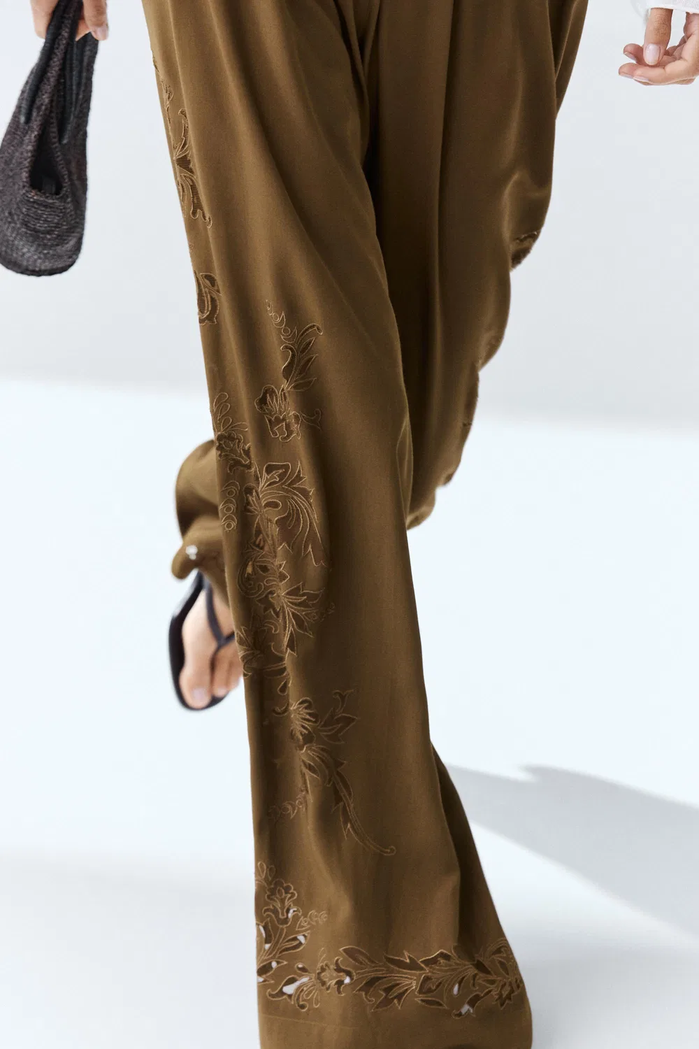 Брюки Massimo Dutti, широкие штанины с вышивкой, хаки — фото 2