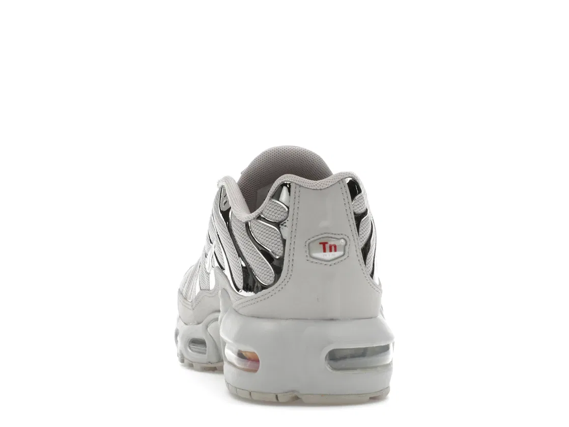 Детские кроссовки с амортизацией Nike Air Max Plus, Light Iron Ore/Gym Red/Smoke Grey/Metallic Silver — фото 4