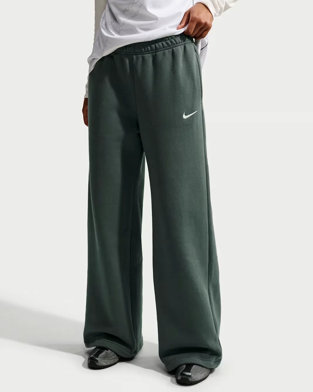 Женские брюки средней посадки с широкими штанинами Nike Studio Fleece Medium Weight, Camo Green/Sail — фото 2