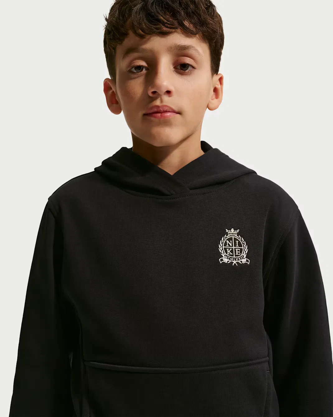 Толстовка из французского махрового трикотажа для детей постарше Nike Sportswear Club, Black/Black/Sanddrift/Sanddrift — фото 3
