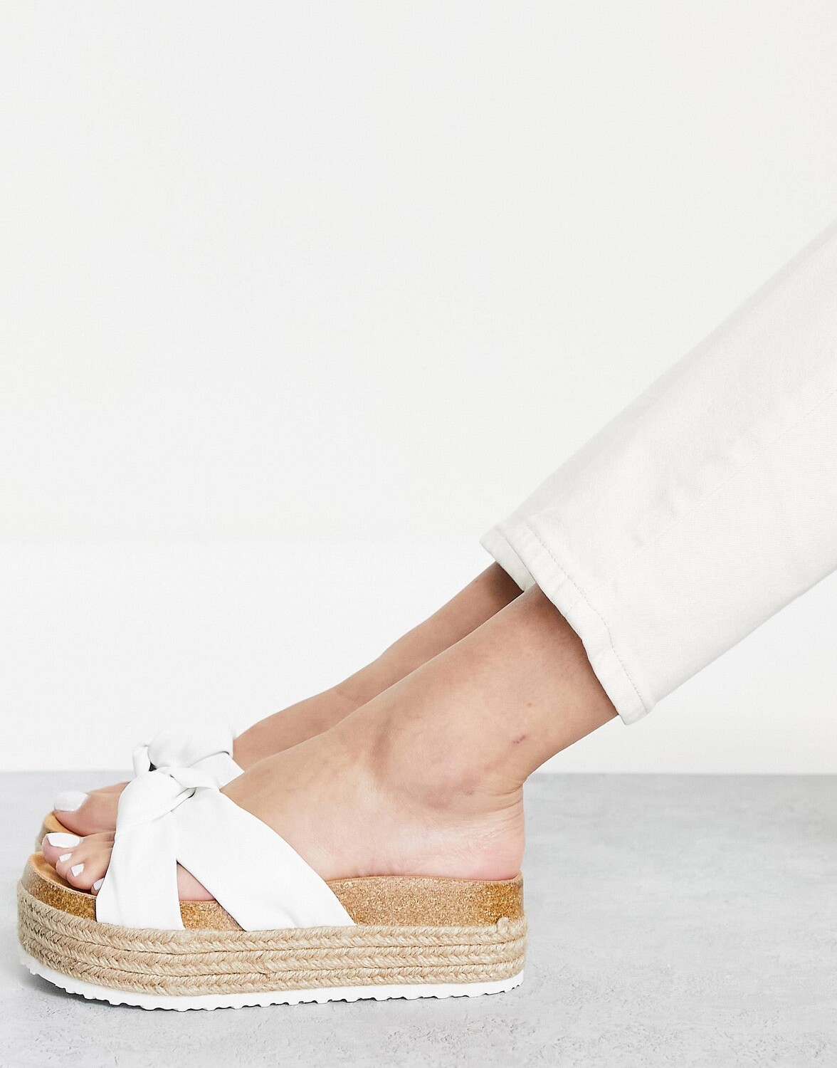 

Белые сандалии на плоской платформе с узлом ASOS DESIGN Teegan