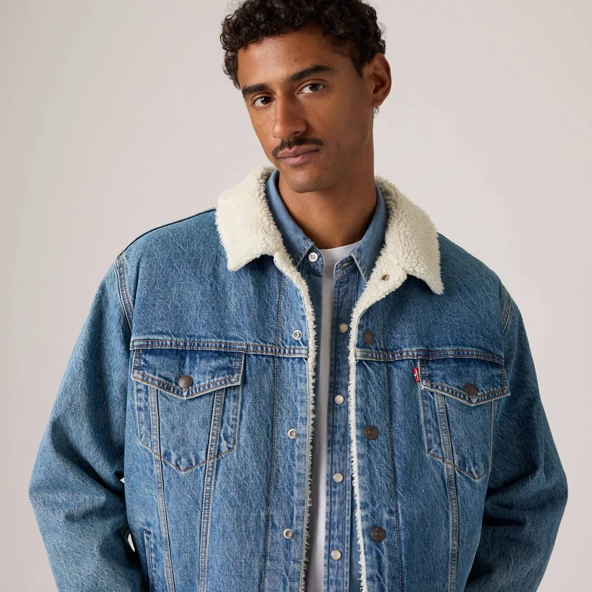 Свободная куртка-тракер из шерпы Levi's, Washed Away Sherpa - Medium Wash — фото 2