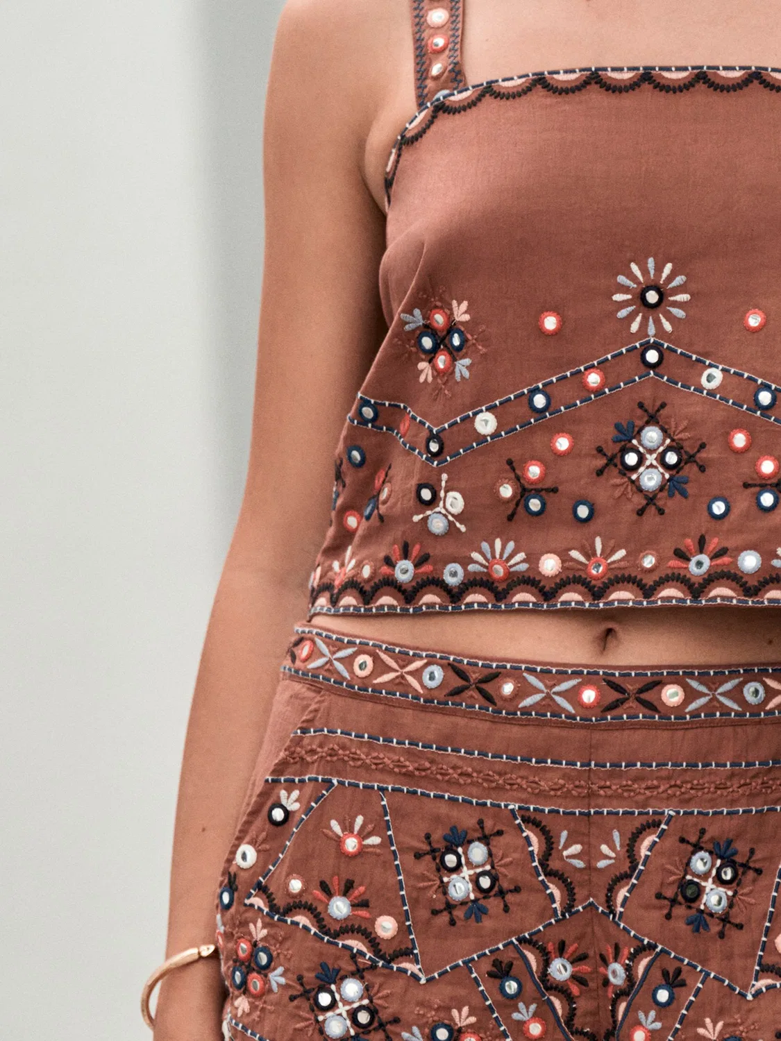 Топ с вышивкой и зеркальными деталями Rust Brown Embroidered Mirror Detail Shell Top Next, ржаво-коричневый — фото 4