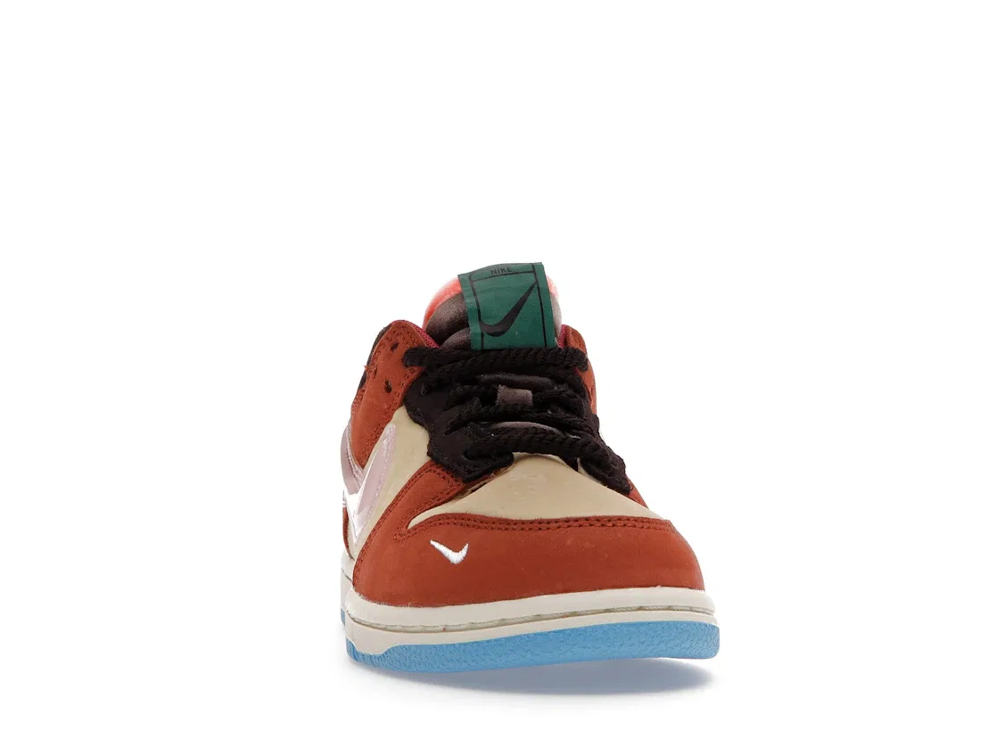 Детские кроссовки Lifestyle с принтом Nike Dunk Low Nike, Canvas/Mid Soft Pink-Burnt Brown — фото 2