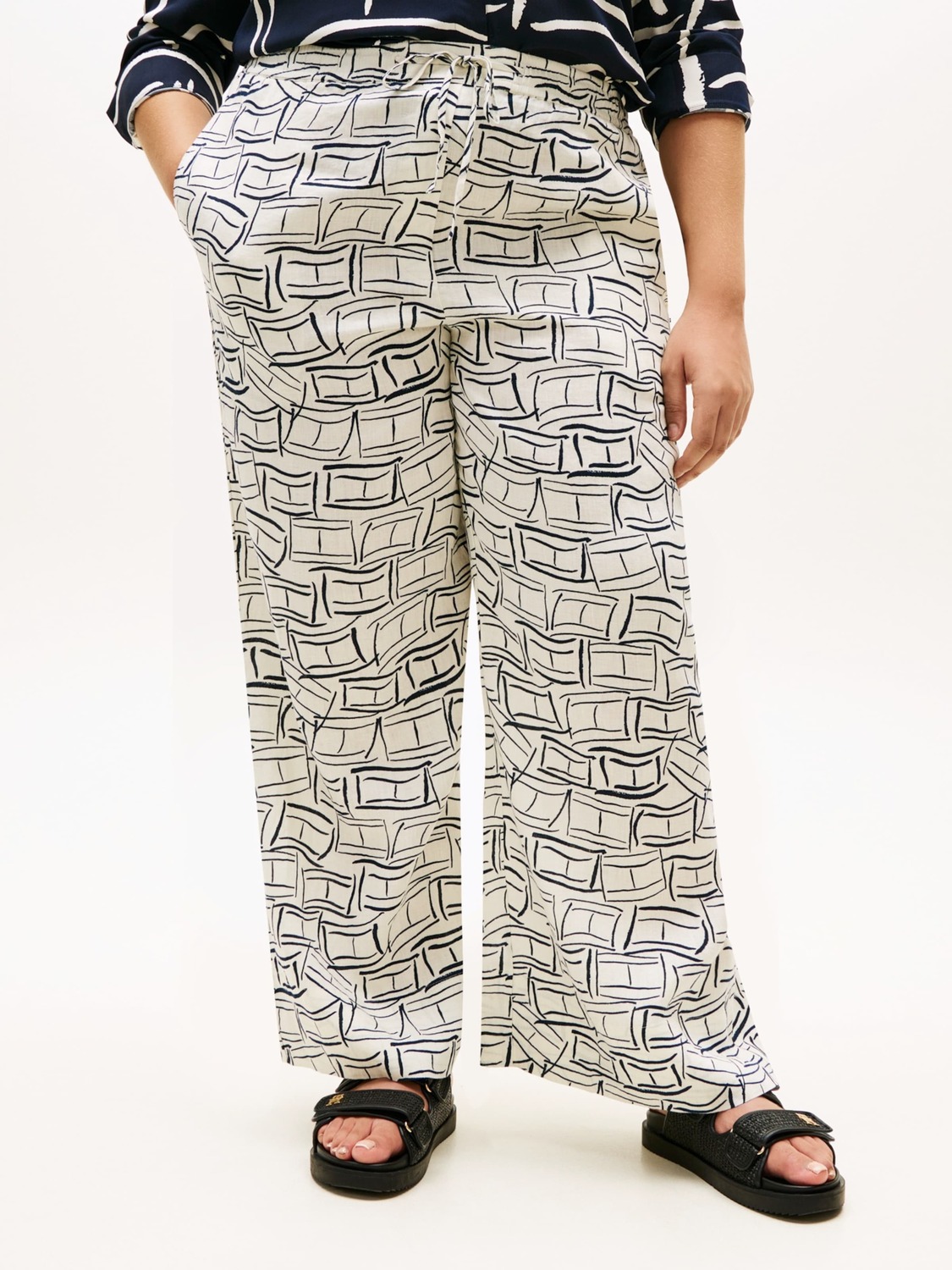 Tommy Hilfiger Curve Широкие брюки 'ESS' из шерсти белого цвета — фото 3