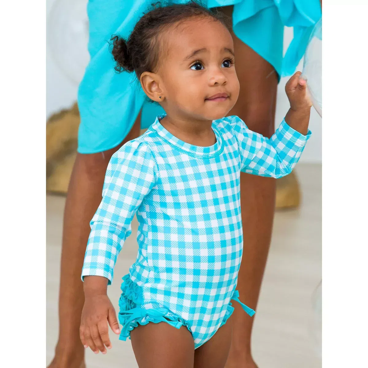Детское платье-рашгард для девочек с принтом RuffleButts, Bright Aqua Gingham — фото 3
