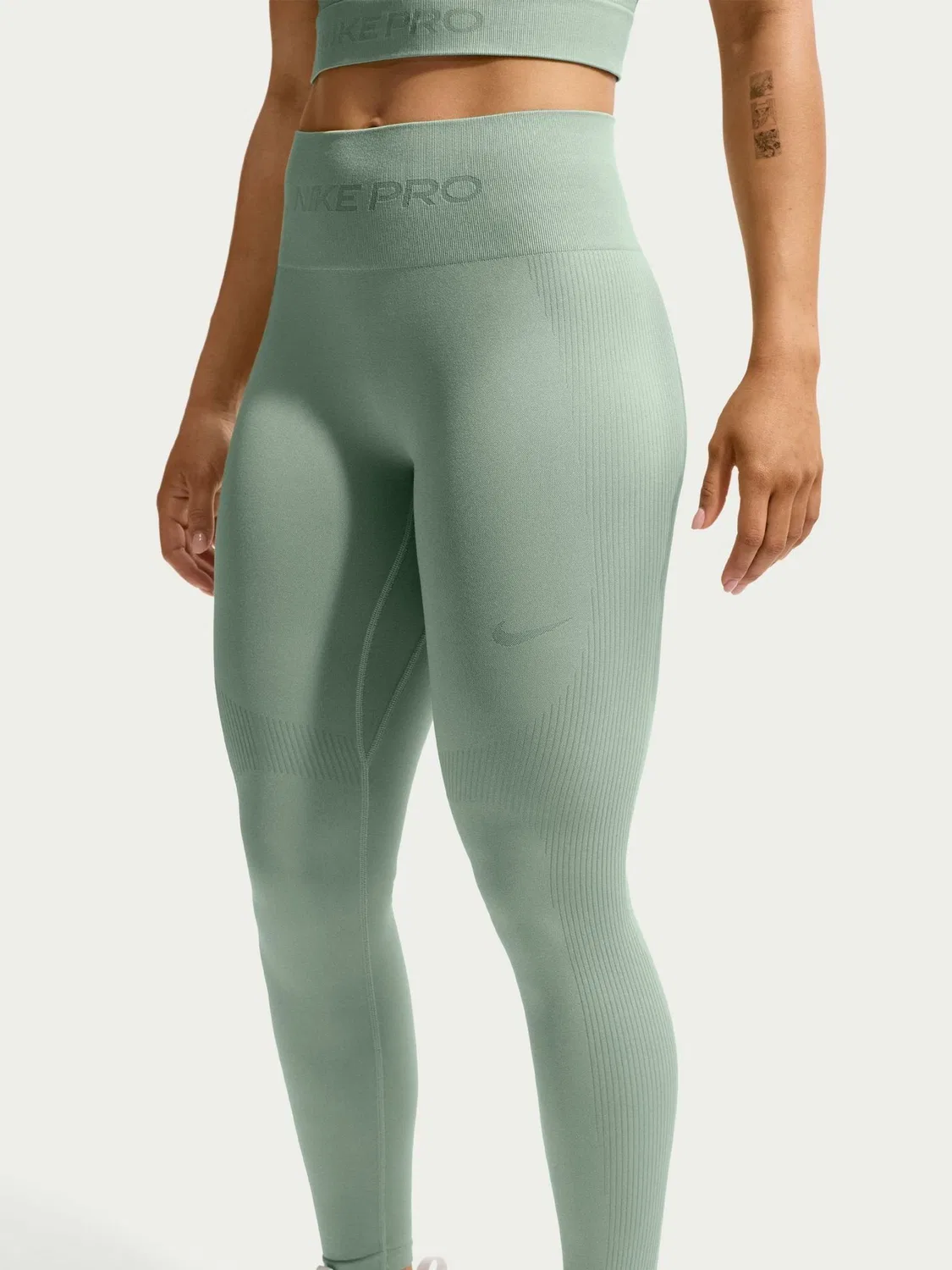 Леггинсы Nike Pro Seamless High-Waisted 7/8, цвет Steam Green — фото 4