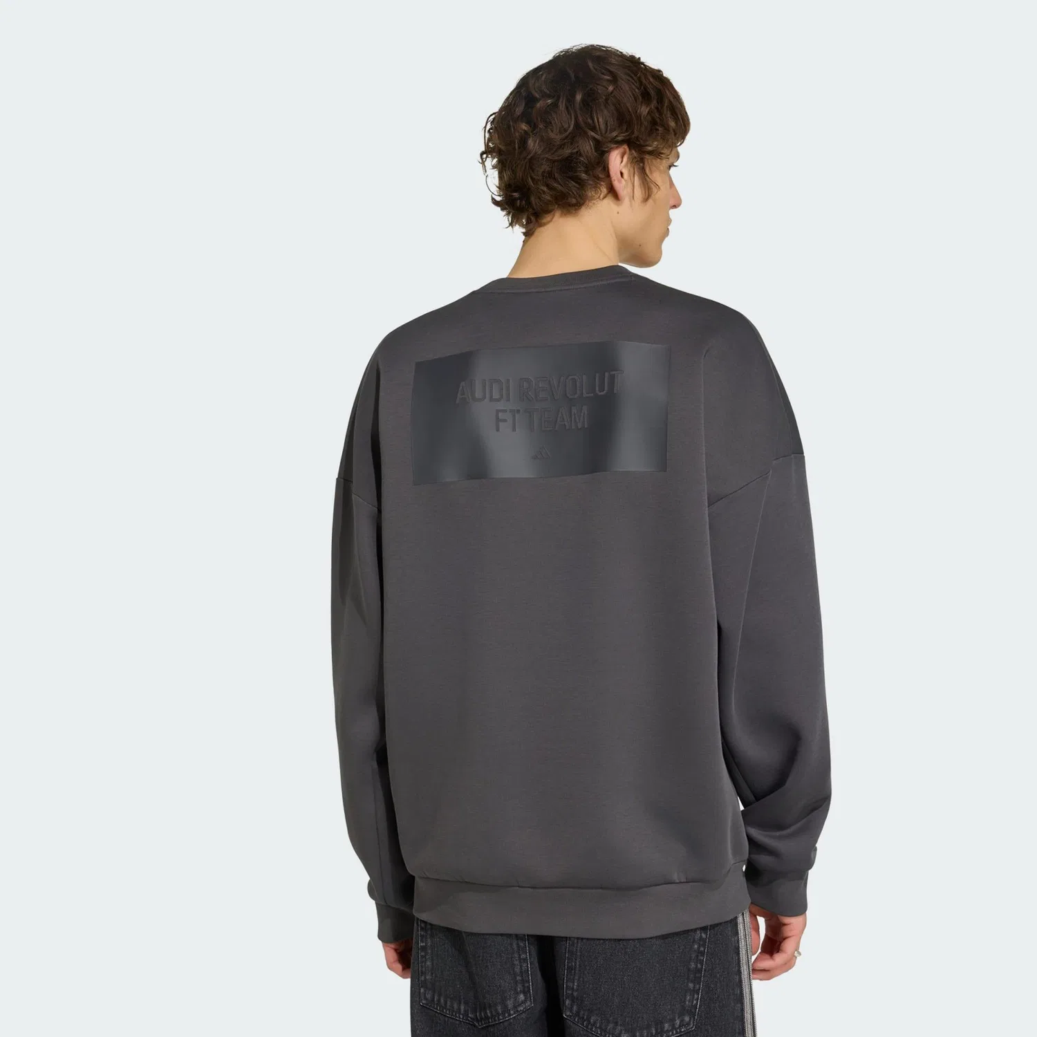 Мужской свитшот свободного кроя Audi Revolut F1 Team Elevated Crew Sweat Adidas, Schwarz Rot — фото 3