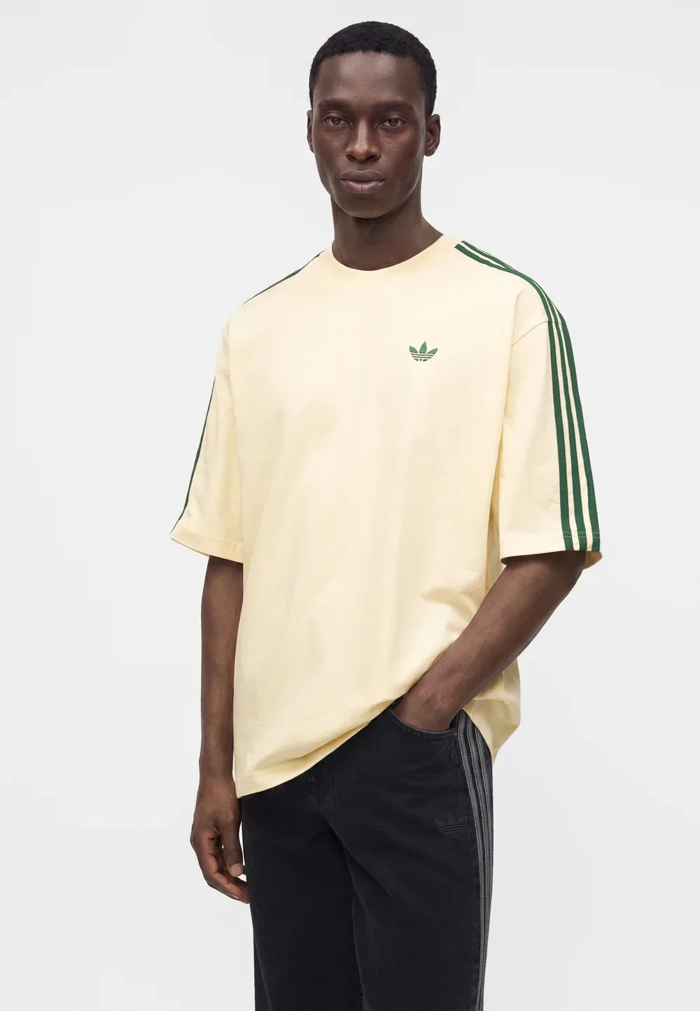 Футболка унисекс - базовая футболка Adidas Originals, Warm Vanilla/Collegiate Green — фото 4