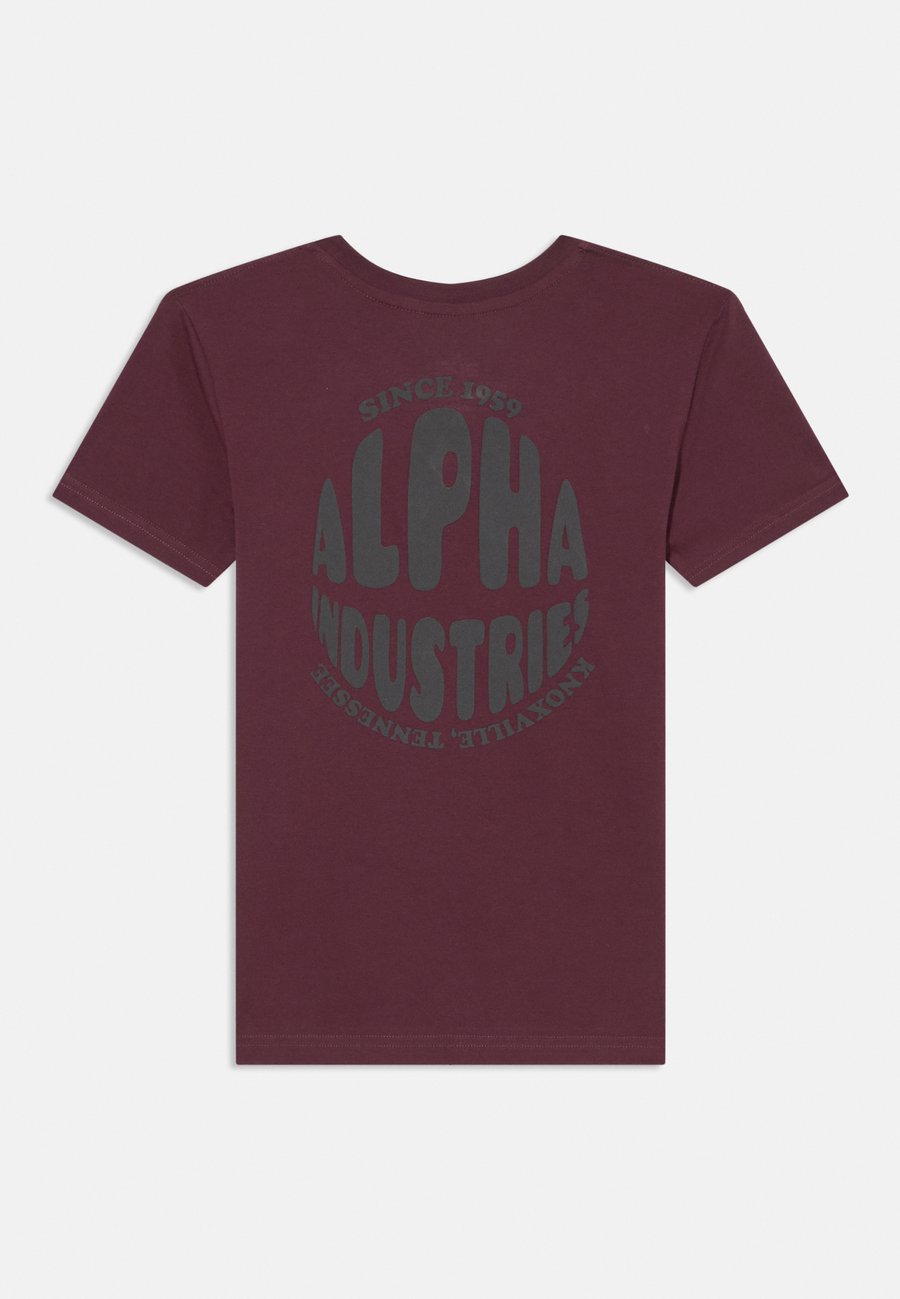 Футболка Alpha Industries LOGO KIDS TEENS UNISEX, Dark Cherry/Dark Red — фото 2
