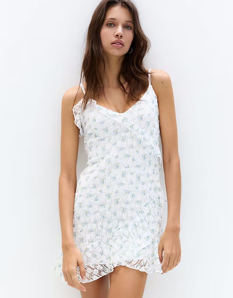 

Мини-платье Pull&Bear с цветочным кружевом и оборками белого цвета