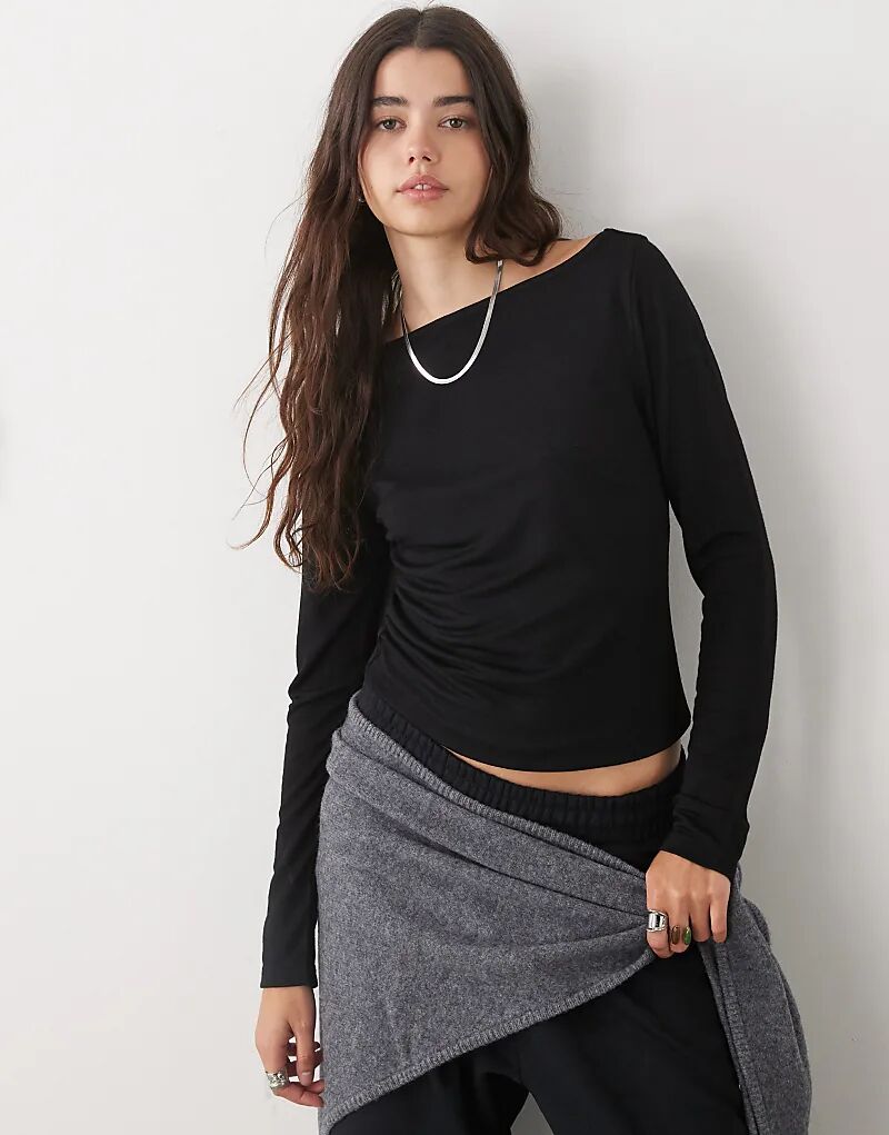 

Текстурированный лонгслив с длинными рукавами и вырезом-лодочкой COLLUSION черного цвета