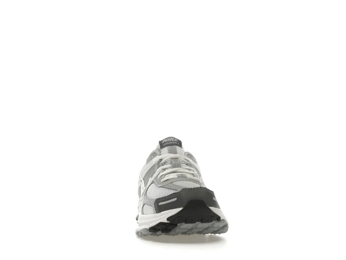 Детские кроссовки Lifestyle Nike Zoom Vomero 5, Pure Platinum/Summit White/Dark Grey/Metallic Silver — фото 2