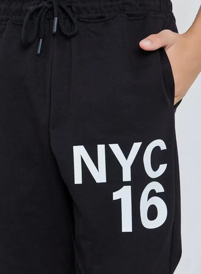 Штаны с принтом NYC для мальчиков-подростков Styli, черный — фото 4