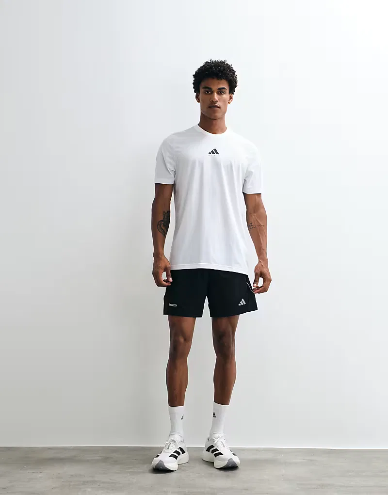 Тренировочная футболка Adidas с принтом в виде подъема на спине, белый — фото 4