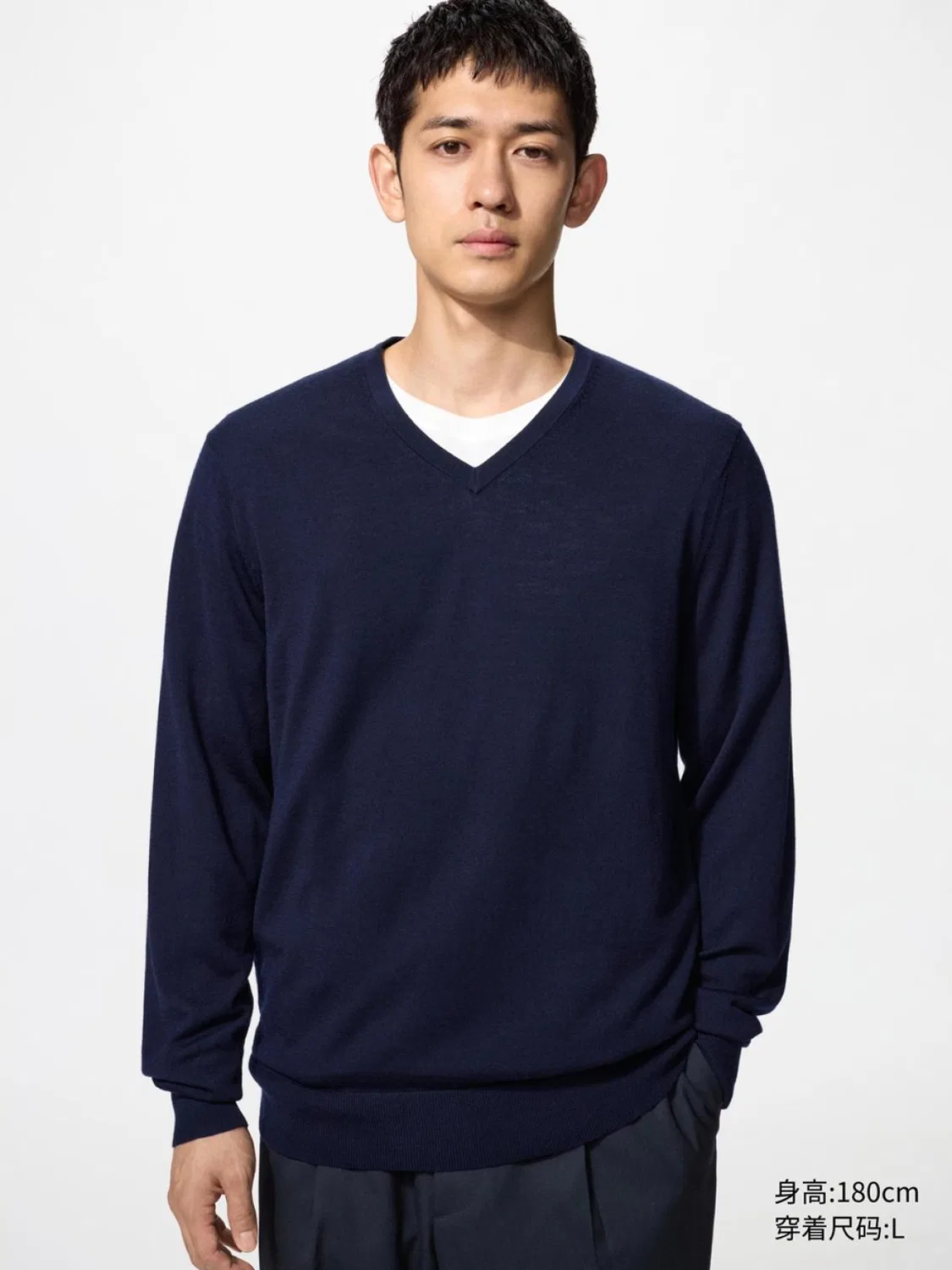 Свитер с V-образным вырезом из мериносовой шерсти Uniqlo, темно-синий