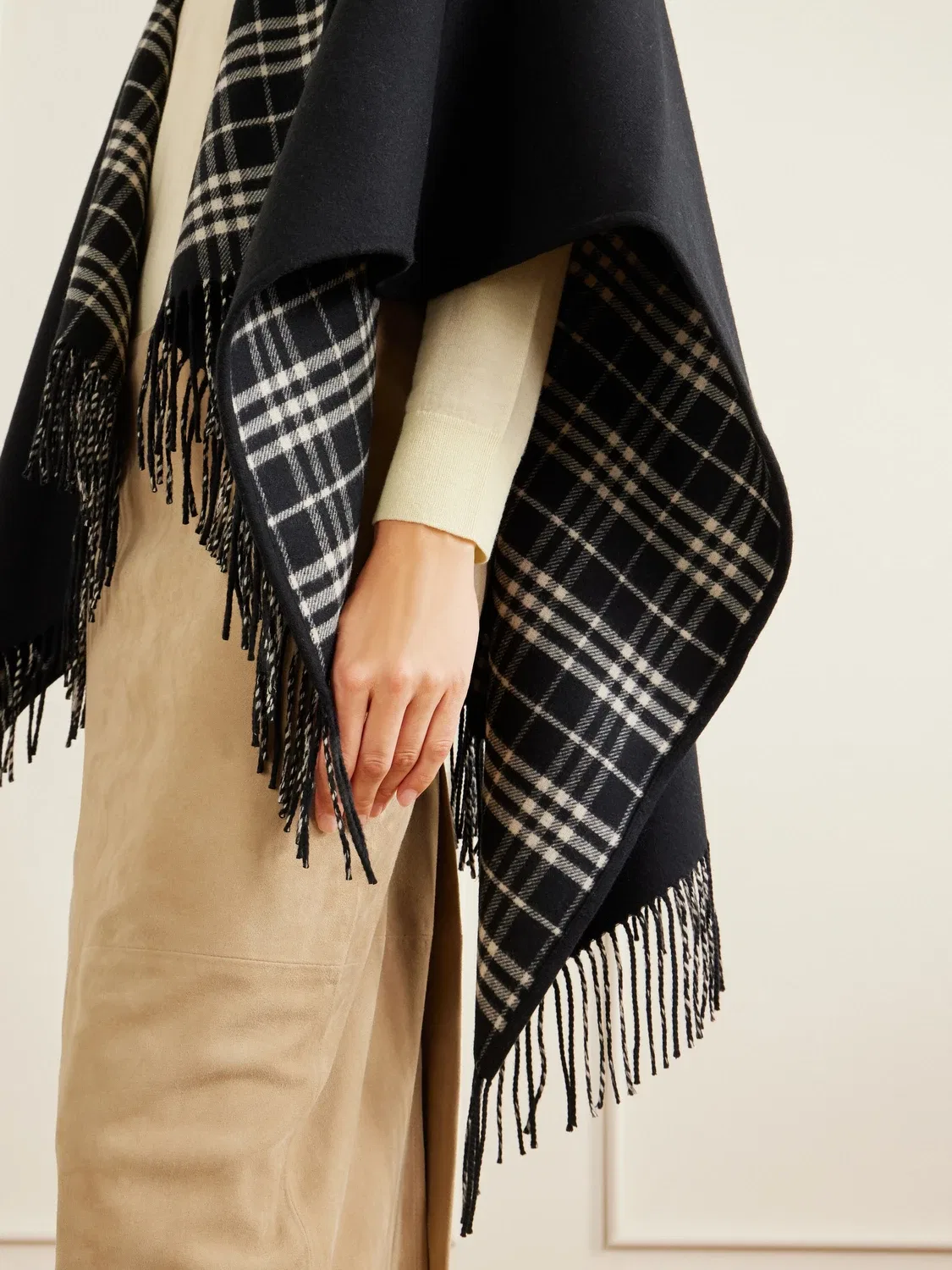 Двустороннее шерстяное пончо в клетку с бахромой BURBERRY, черный — фото 4