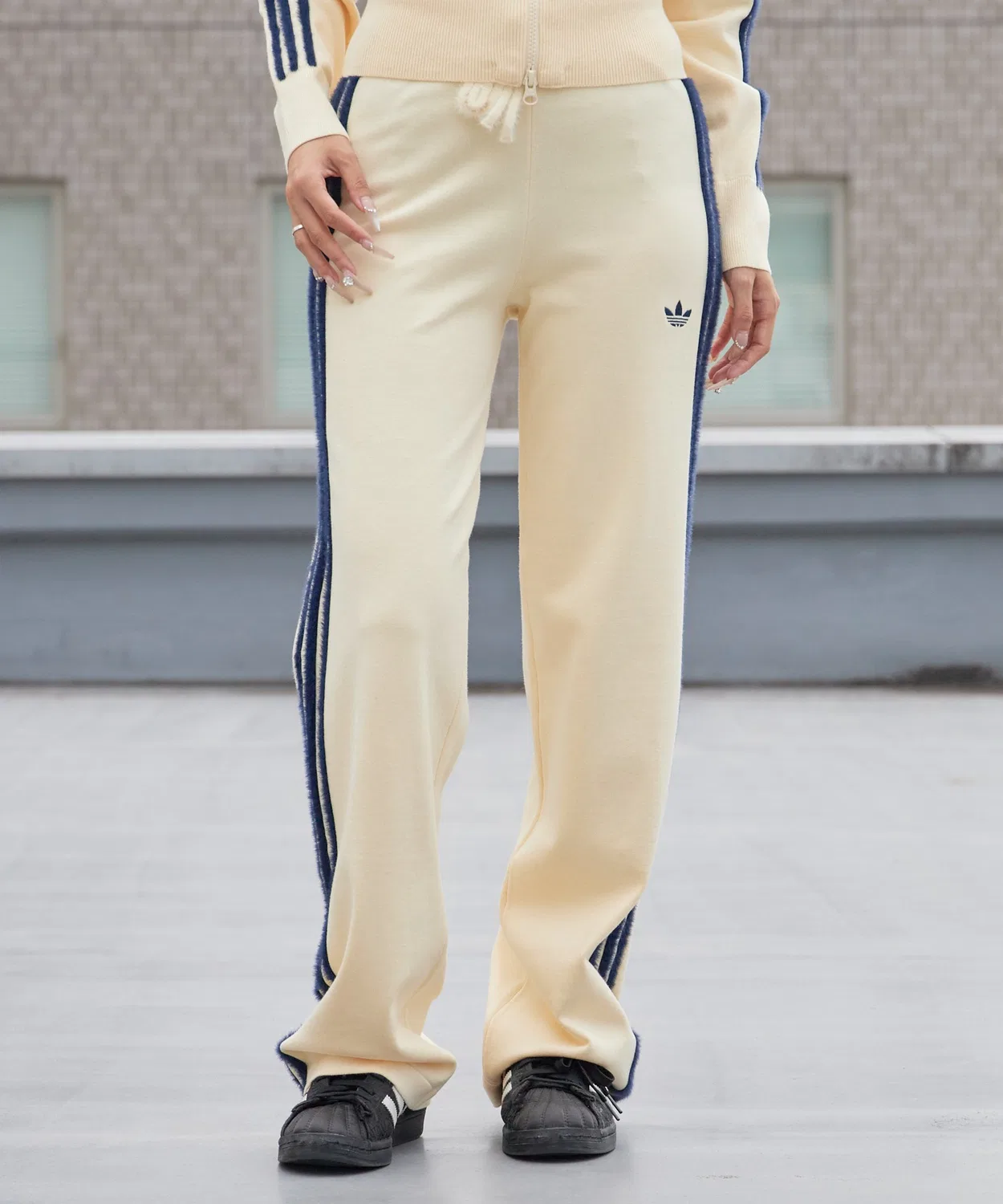 Женские спортивные штаны с лампасами Adidas ORI Knit Firebird Trac, Ivory