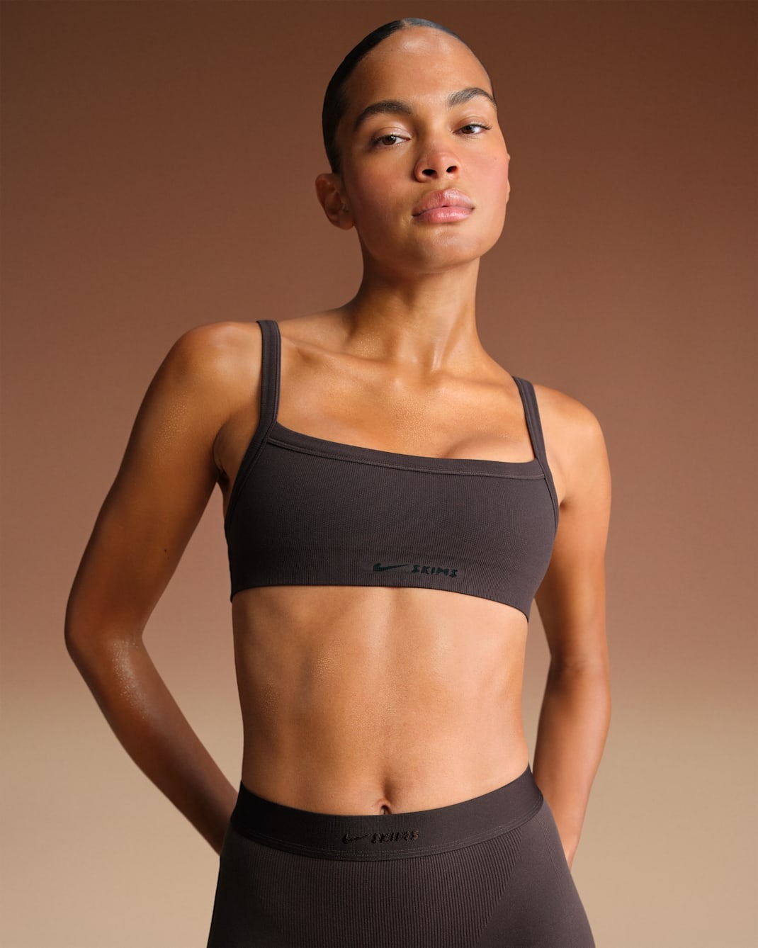 

Спортивный топ NikeSKIMS Vintage Seamless Women's Cami, темно-коричневый