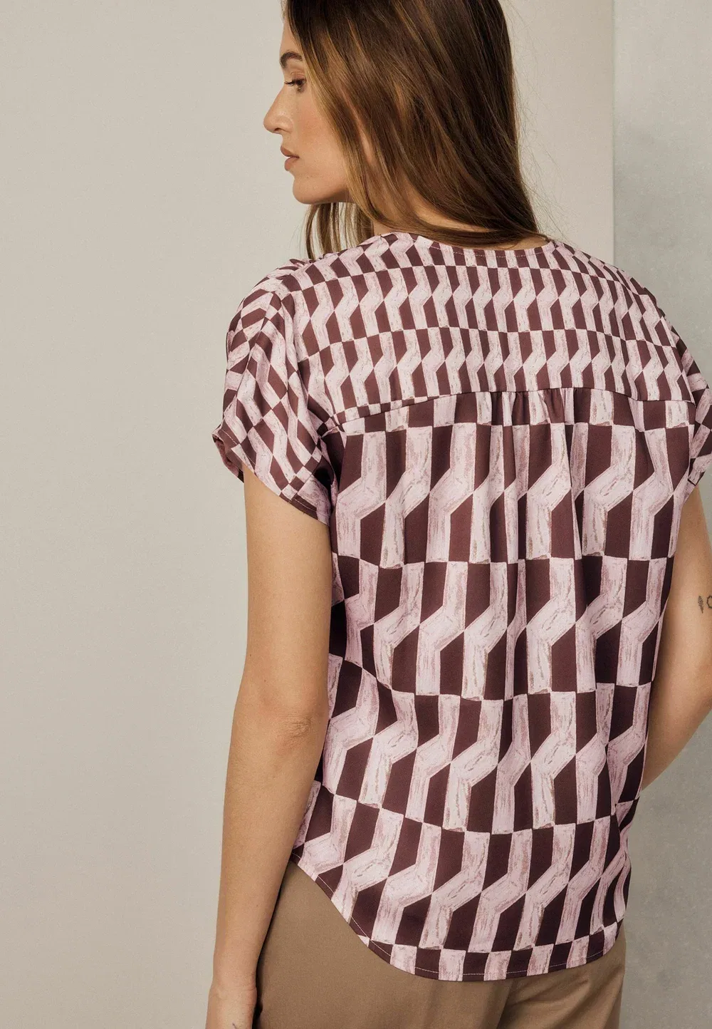 Блузка с короткими рукавами и V-образным вырезом, укороченного кроя Next, Pink Brown Geometric Print — фото 3