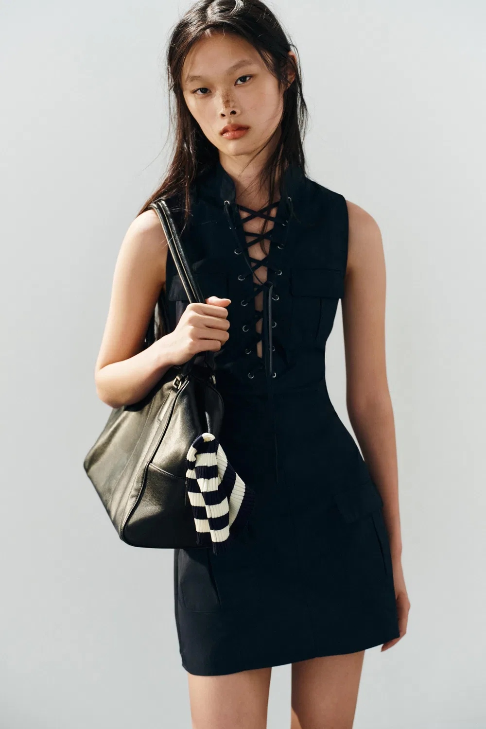 Короткое платье с перекрещивающимися бретелями и карманами. ZARA, Navy blue — фото 2