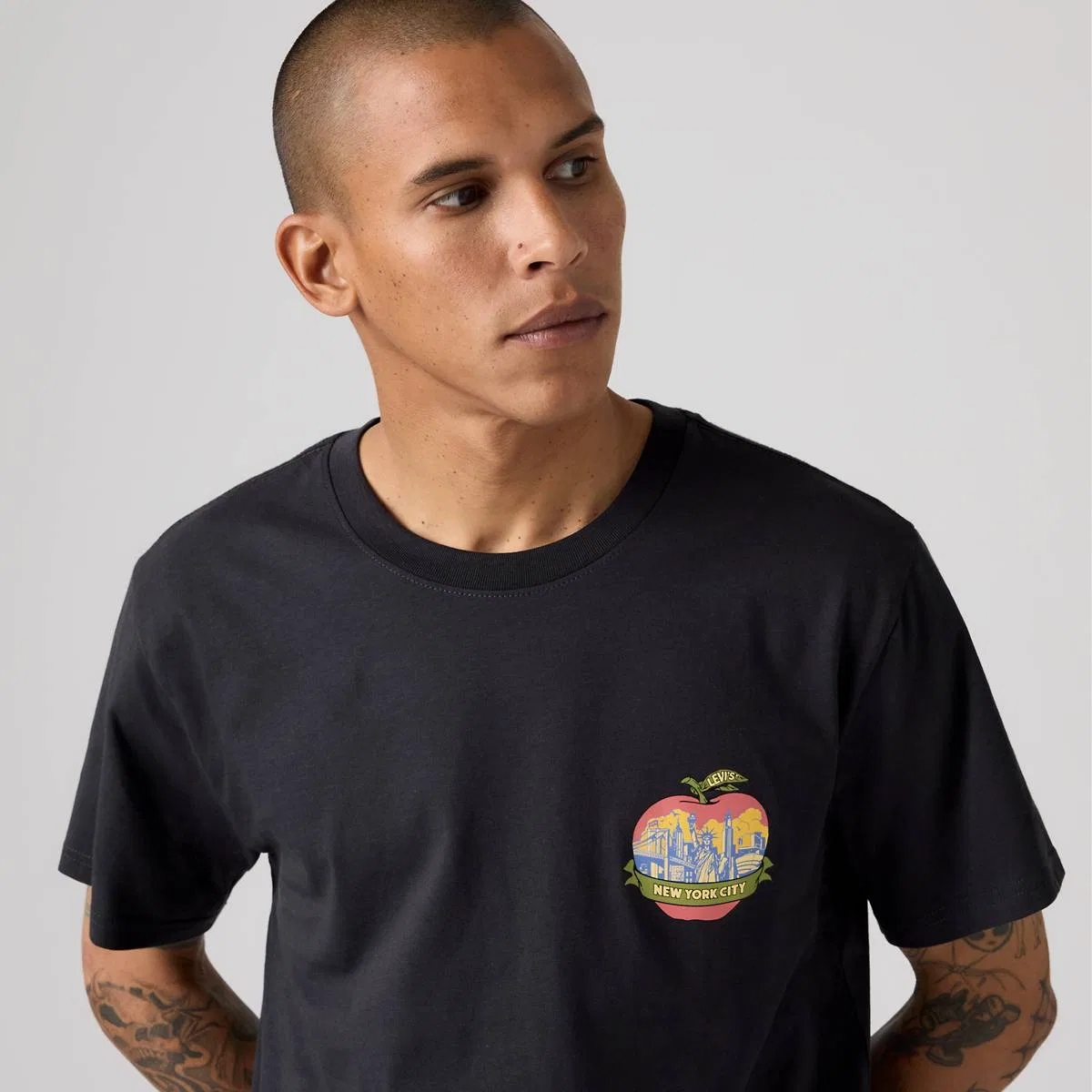 Свободная футболка с графическим принтом Levi's, Big Apple City Phantom - Black — фото 2