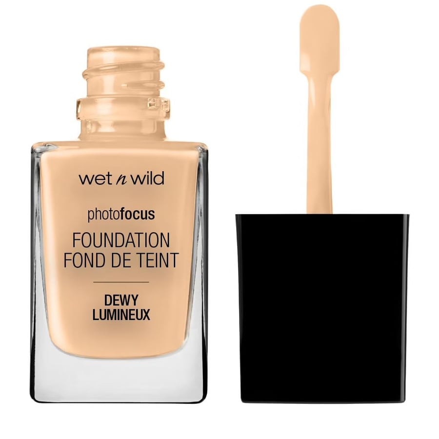 

Photo Focus Dewy Foundation Long-lasting Face Foundation Soft Beige 28 мл Wet n Wild