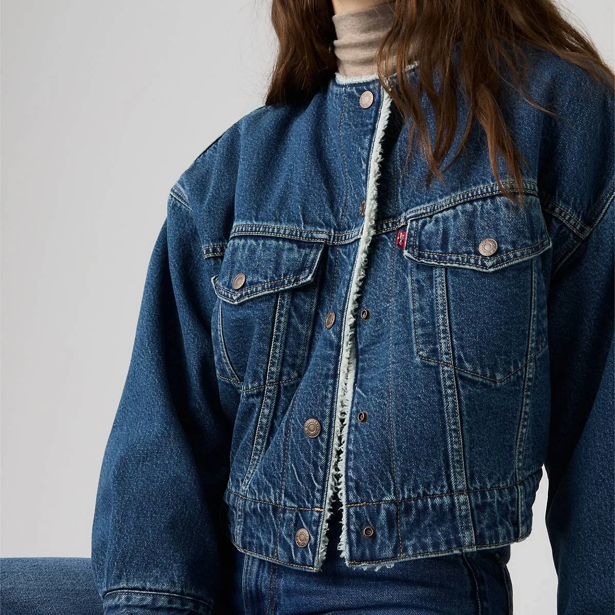 Укороченная куртка-тракер без воротника из искусственного меха Levi's, Rogue Rumor - Medium Wash — фото 2