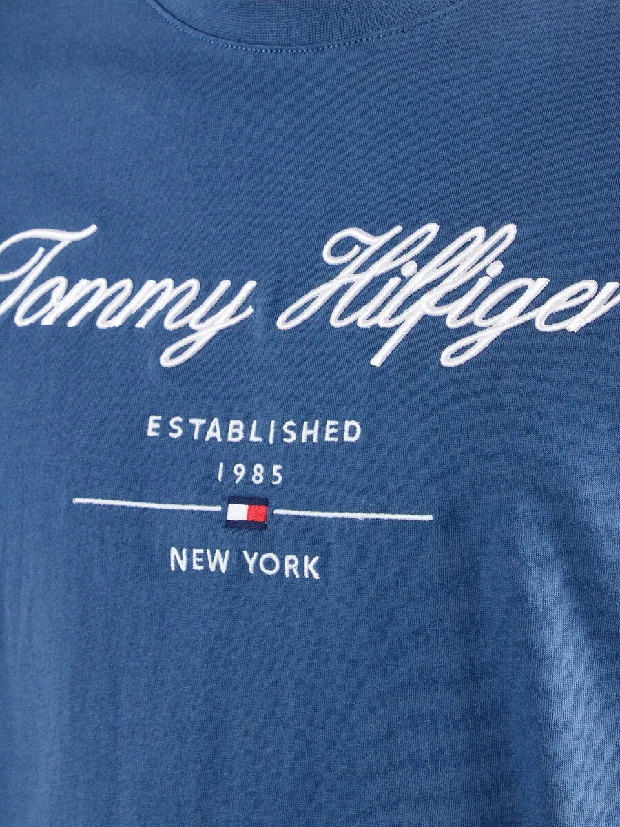 Футболка TOMMY HILFIGER с текстурированным логотипом, синего и темно-синего цвета — фото 2
