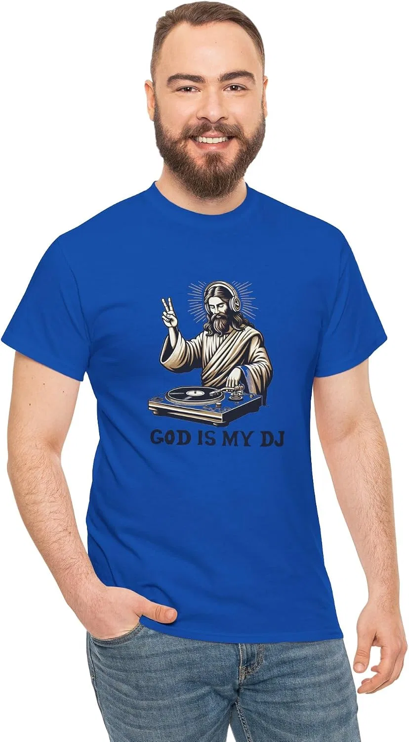 Мужская футболка с принтом God is My DJ, неоново-синий — фото 4