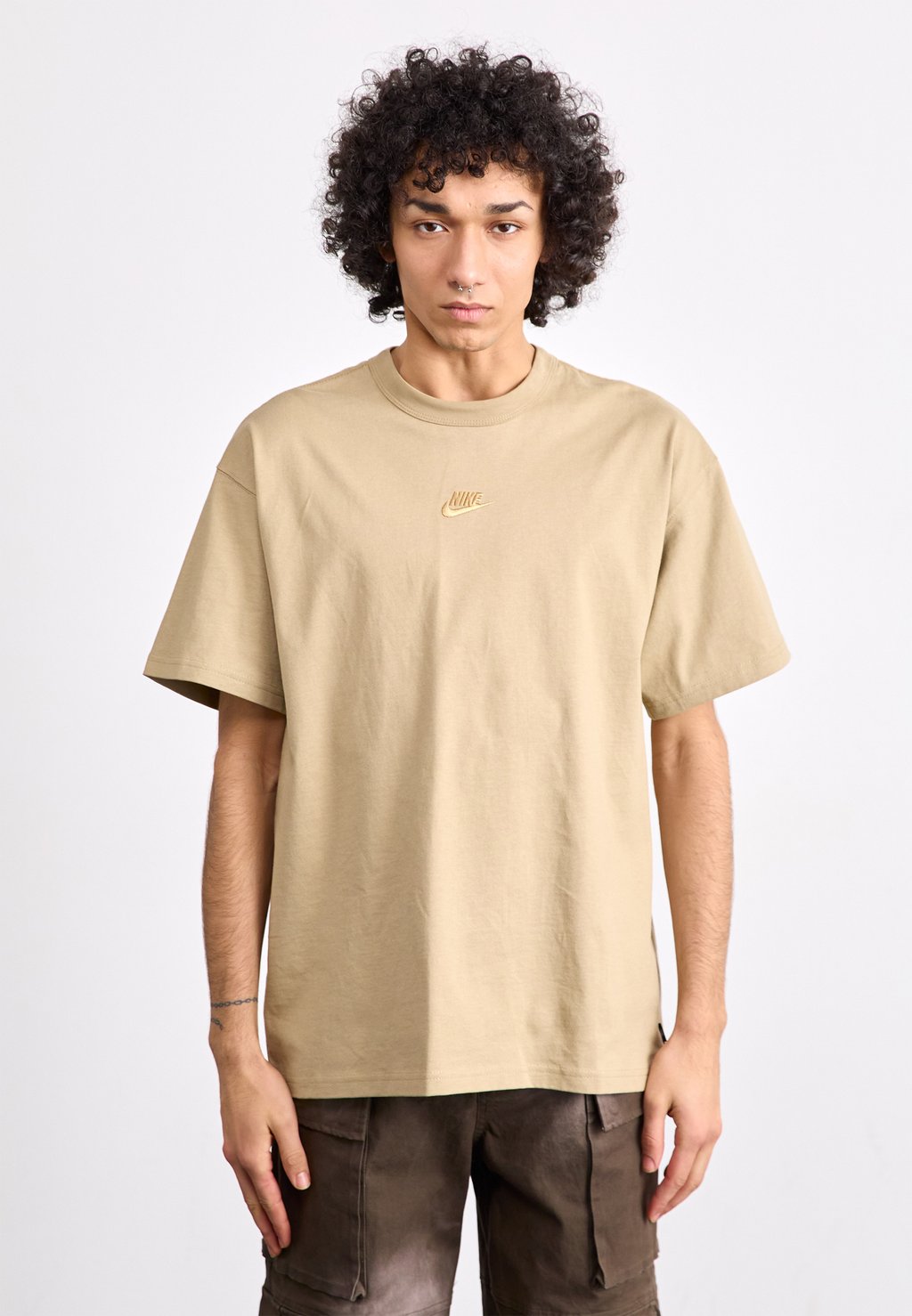 

Базовая футболка PREM ESSNTL SUST TEE Nike Sportswear, бежевый