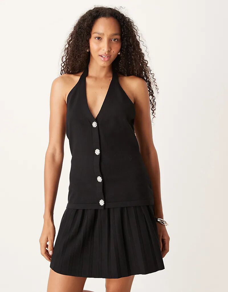 

Вязаный топ Amy Lynn с халтер-воротником и стразовыми пуговицами черного цвета