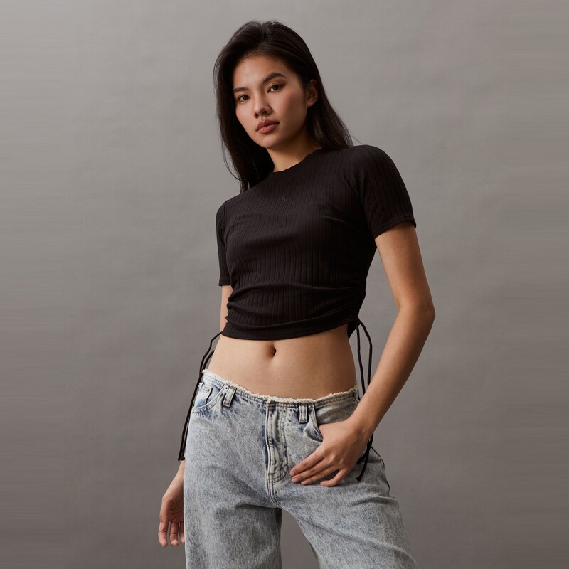 

Футболка женская Calvin Klein Jeans с короткими рукавами и вышивкой, черный