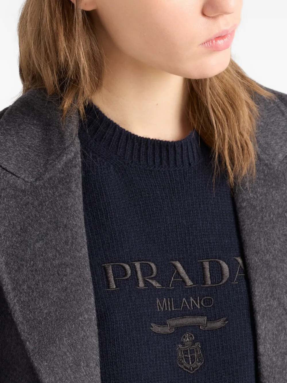 Вязаный джемпер с вышитым логотипом и круглым вырезом Prada, синий — фото 4