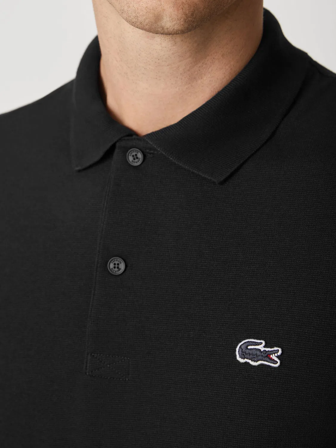 Черная хромированная рубашка-поло Lacoste с короткими рукавами стандартного кроя — фото 4