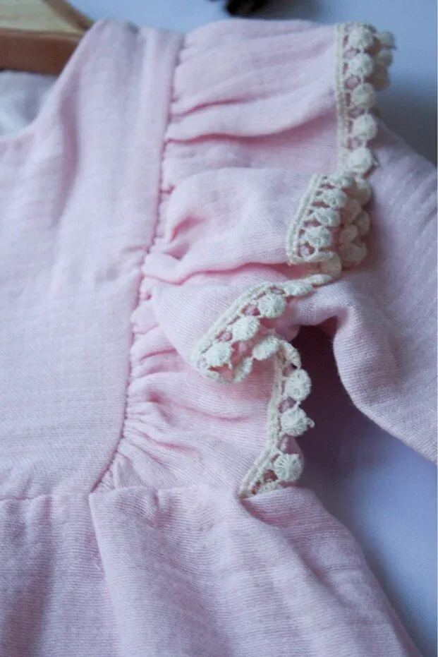 Детское платье для девочек хлопковое с брошью и кружевом Pio Kids, Pink — фото 3