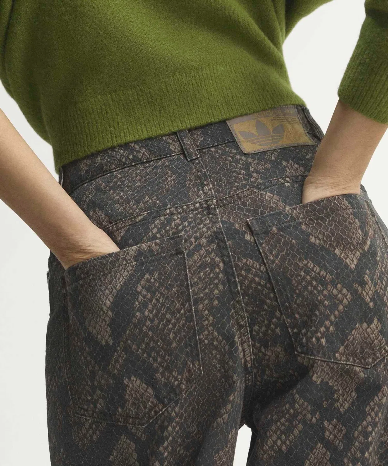 Женские свободные брюки из денима с принтом Snake Print, Adidas Originals, Коричневый — фото 2