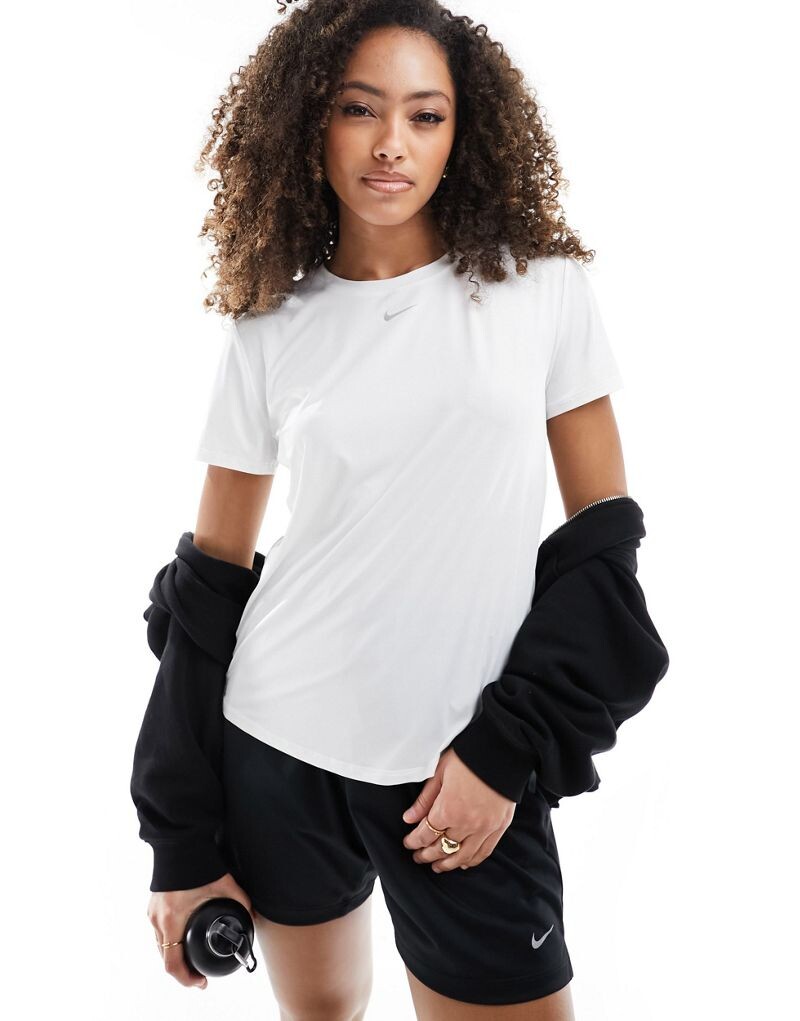 

Белая классическая футболка Nike One Training Dri-Fit Nike